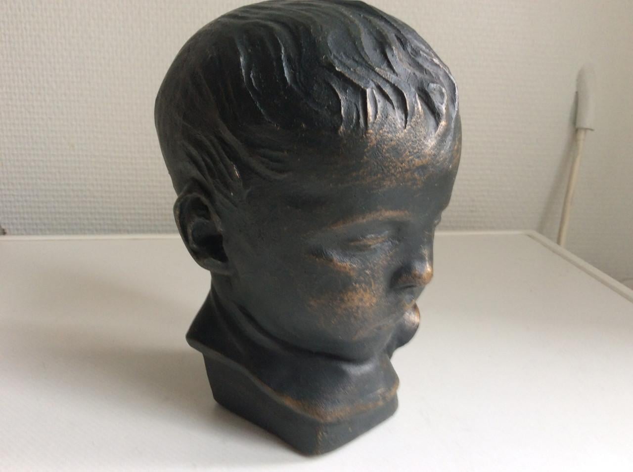 Een massief kinderkopje.   Hoogte: +/- 17 cm.