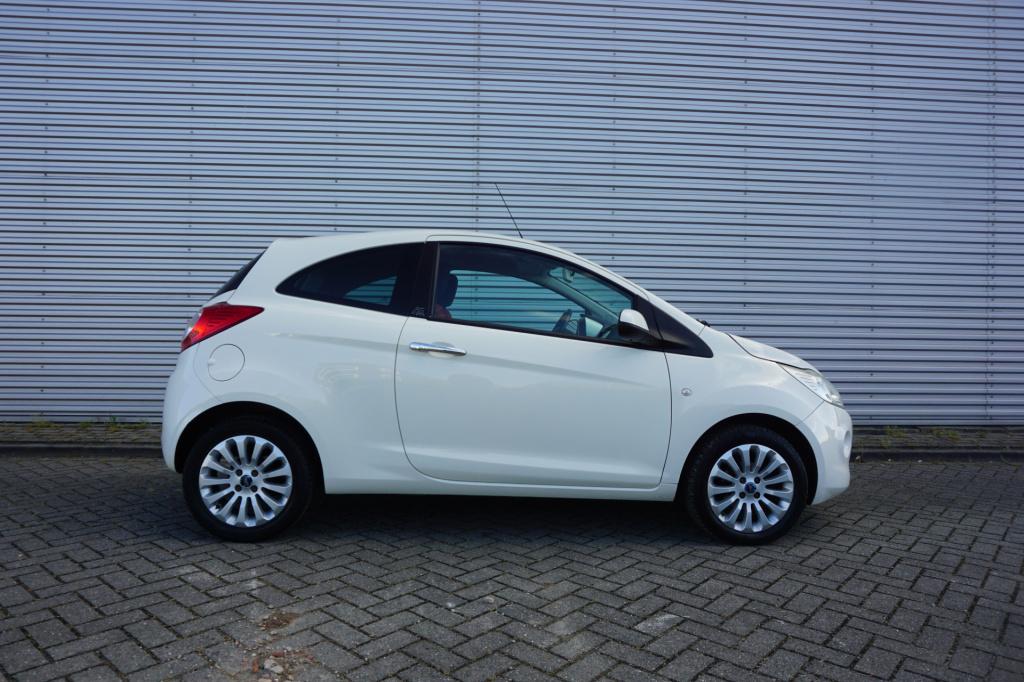 Ford KA 1.2 titanium airco / elektr. ramen / lm velgen / nap / nieuwe apk!