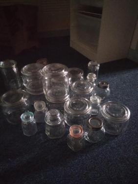 Glazen potjes en flesjes