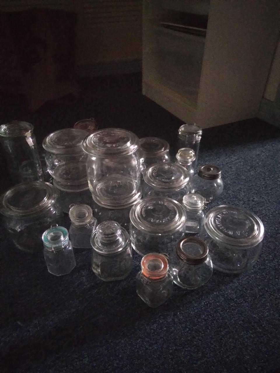 Glazen potjes en flesjes