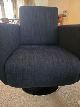 Grote blauwe draaistoel