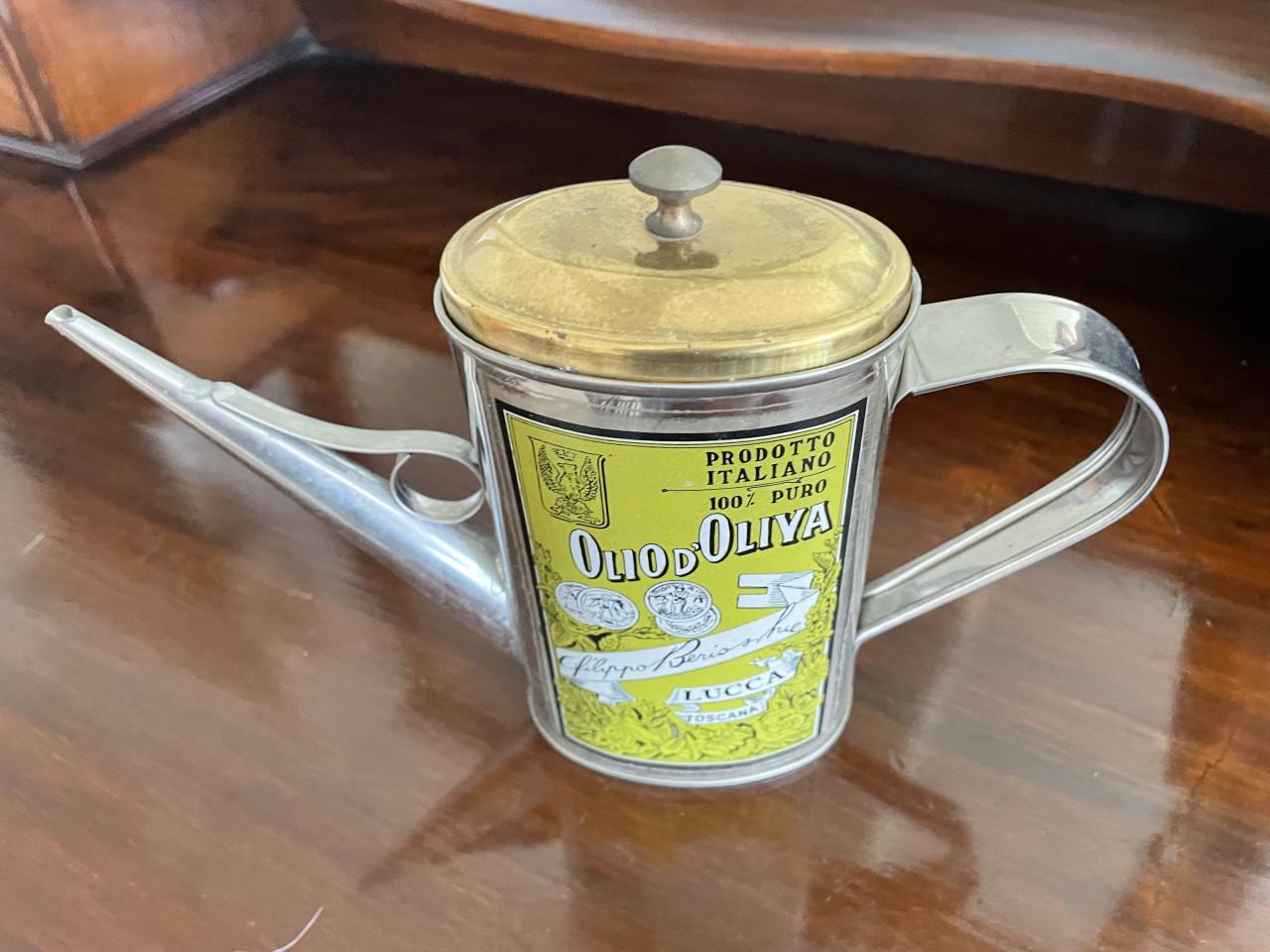 Een vintage Olio D'Oliva oliekan.