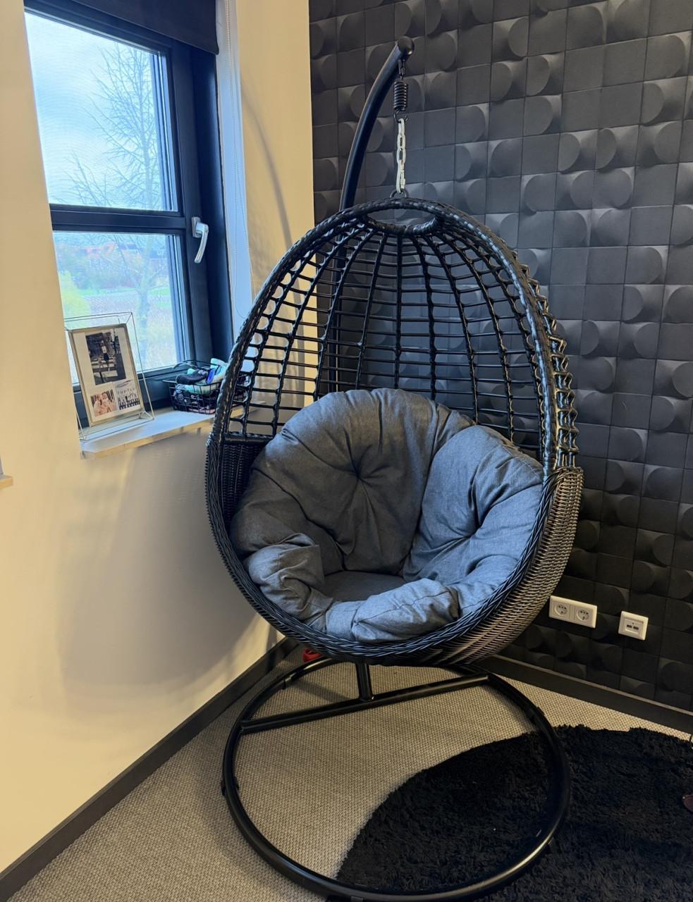 Manifesto Hangstoel zwart grijs met kussen