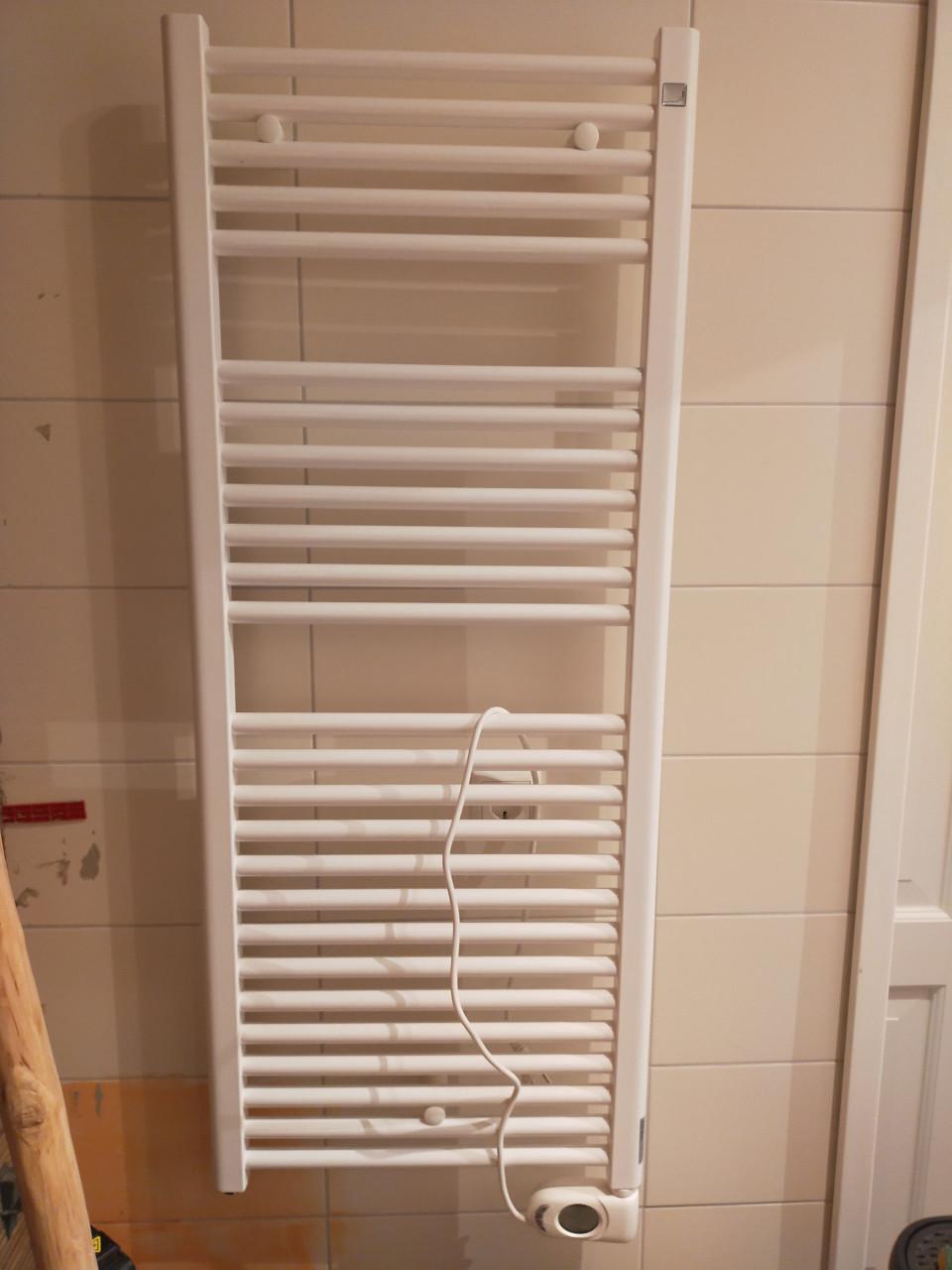 Nieuwe elektrische badkamer radiator