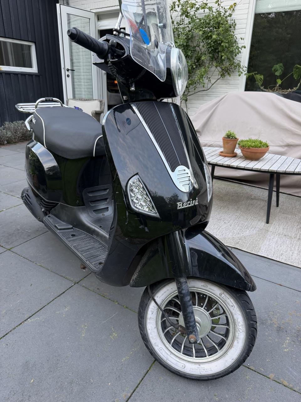Zwarte scooter