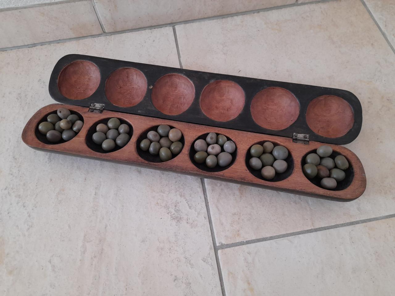 Houten Mancala Oware spel met zaden! (in goede nette staat )