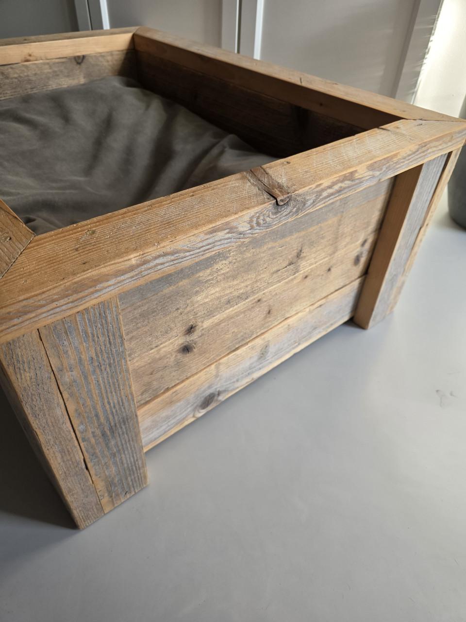 Steigerhouten hondenmand