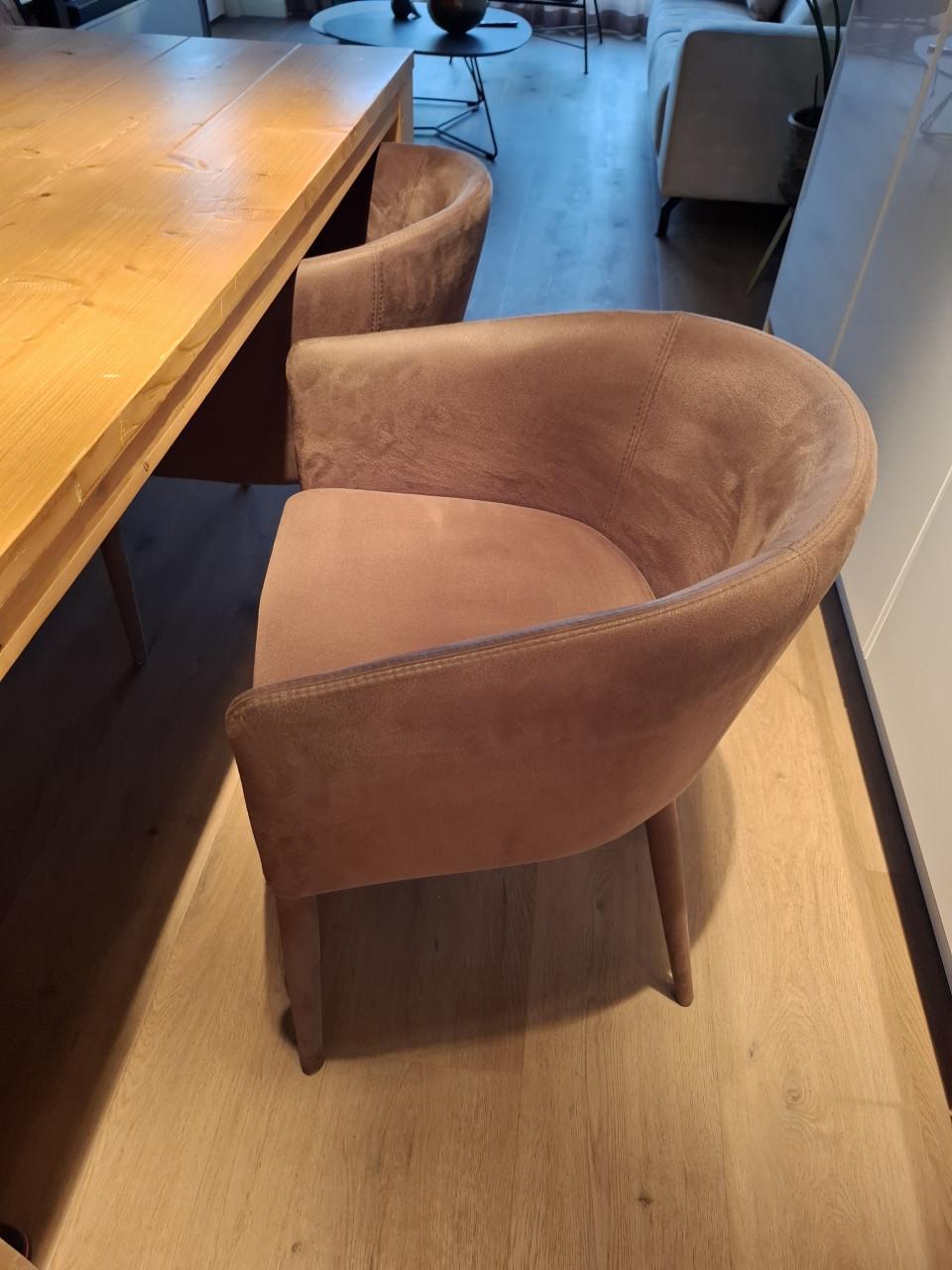 Steigerhouten eettafel met vier bijpassende stoelen
