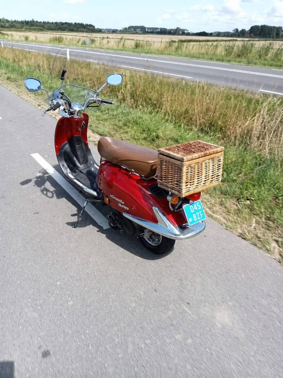 Scooter 2 stuks in goede staat  bouwjaar 2011 en 2014 €750