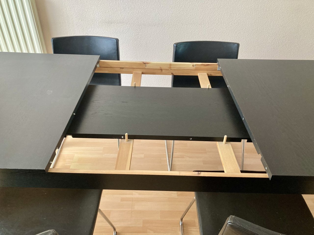 Uitschuifbare eetkamertafel met 4 stoelen.