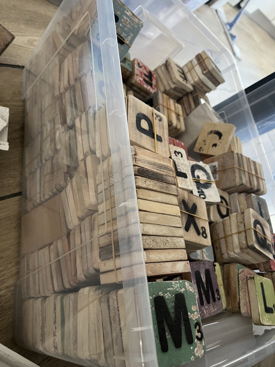 Partij scrabbleletters en sleutelhangers