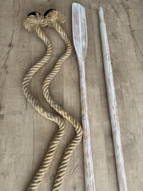 2 decoratieve touwlampen + 2 authentieke houten roeiriemen (white wash)