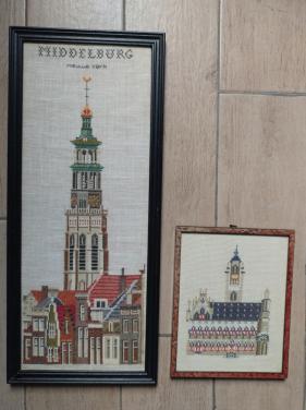 2 mooie borduurwerken in lijst met afbeelding uit Middelburg