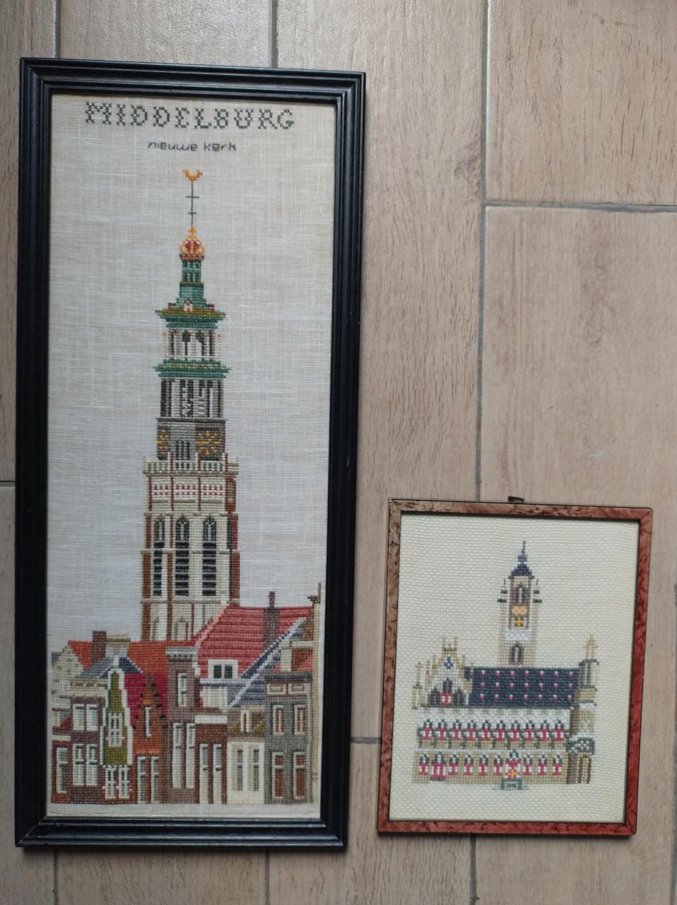 2 mooie borduurwerken in lijst met afbeelding uit Middelburg