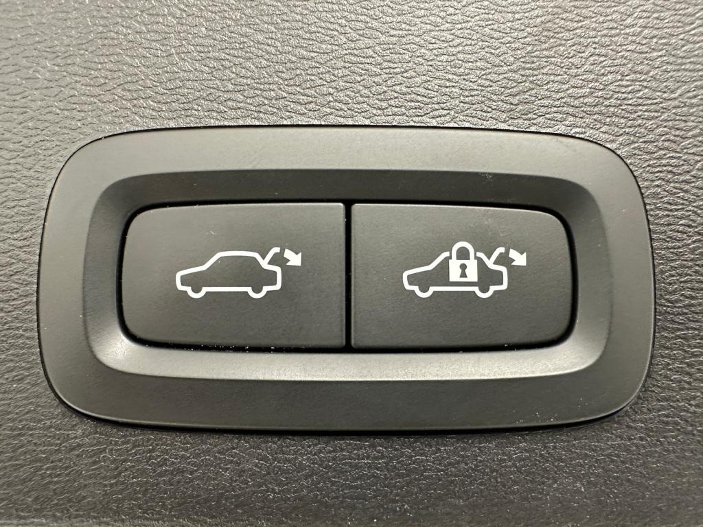 Volvo XC40 1.5 t4 plug-in hybrid ultimate dark | trekhaak | panoramadak | h