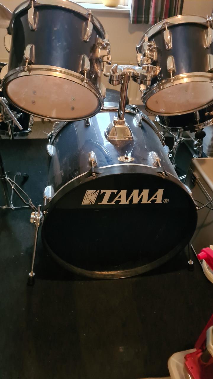 TAMA drumstel inclusief accessoires.
