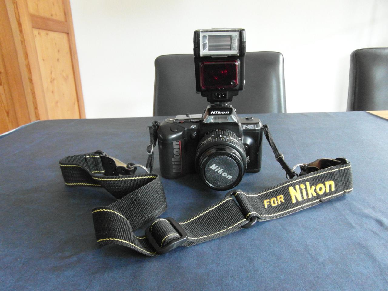 Nikon-401s met flitser.
