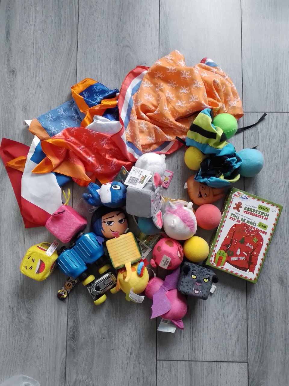 3 dozen rommelmarkt spullen(gratis radio!)