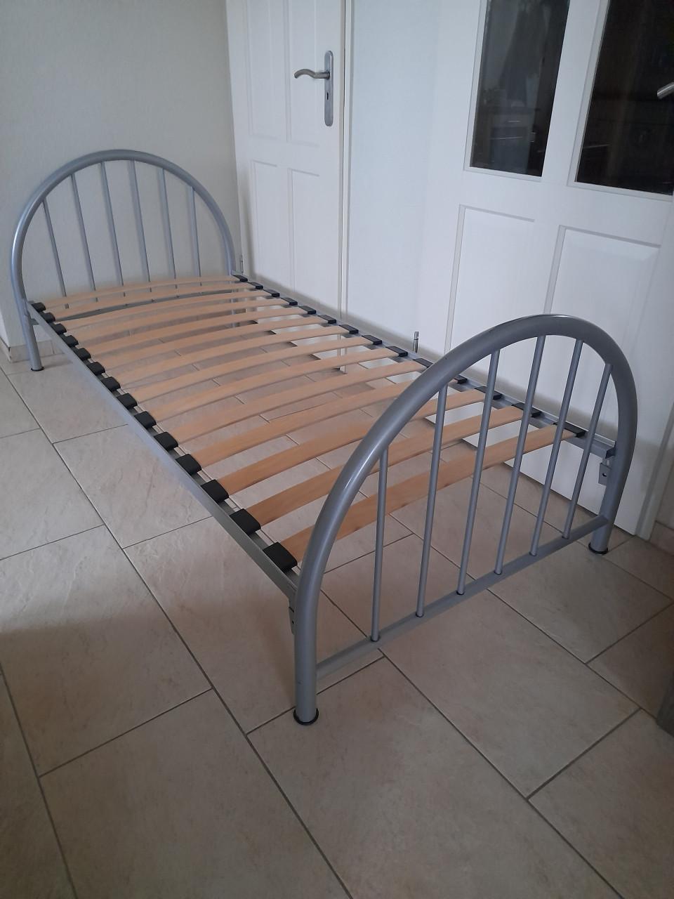 Mooie metalen 1 persoons bed 90 x 200 (in goede nette staat)