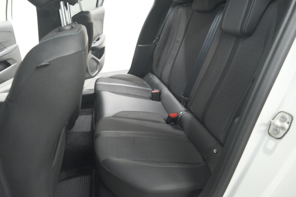 Peugeot 208 puretech 100 eat8 allure pack | camera | apple carplay | parkee