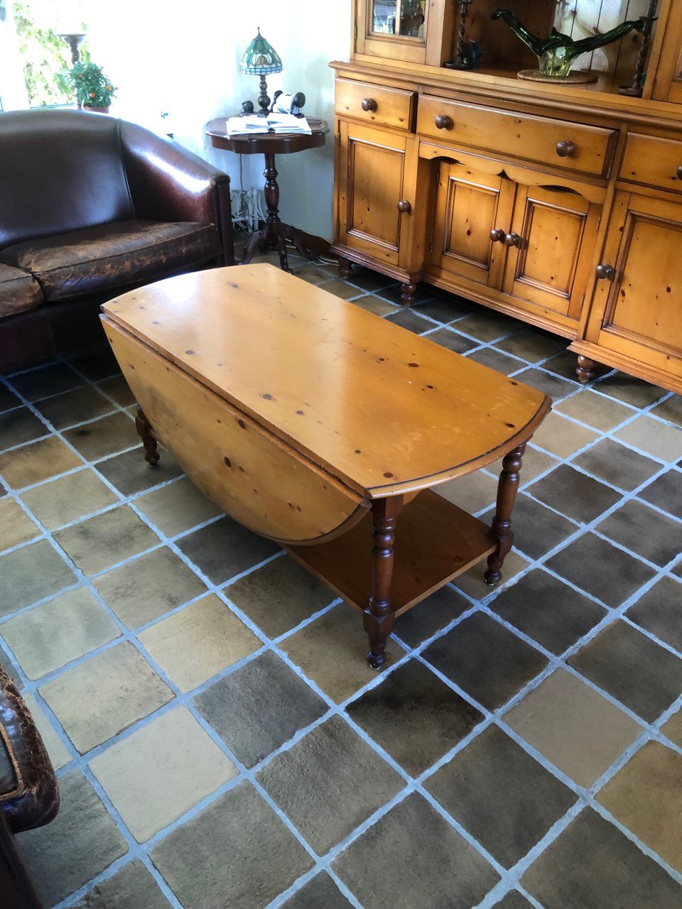 Ronde houten salontafel.