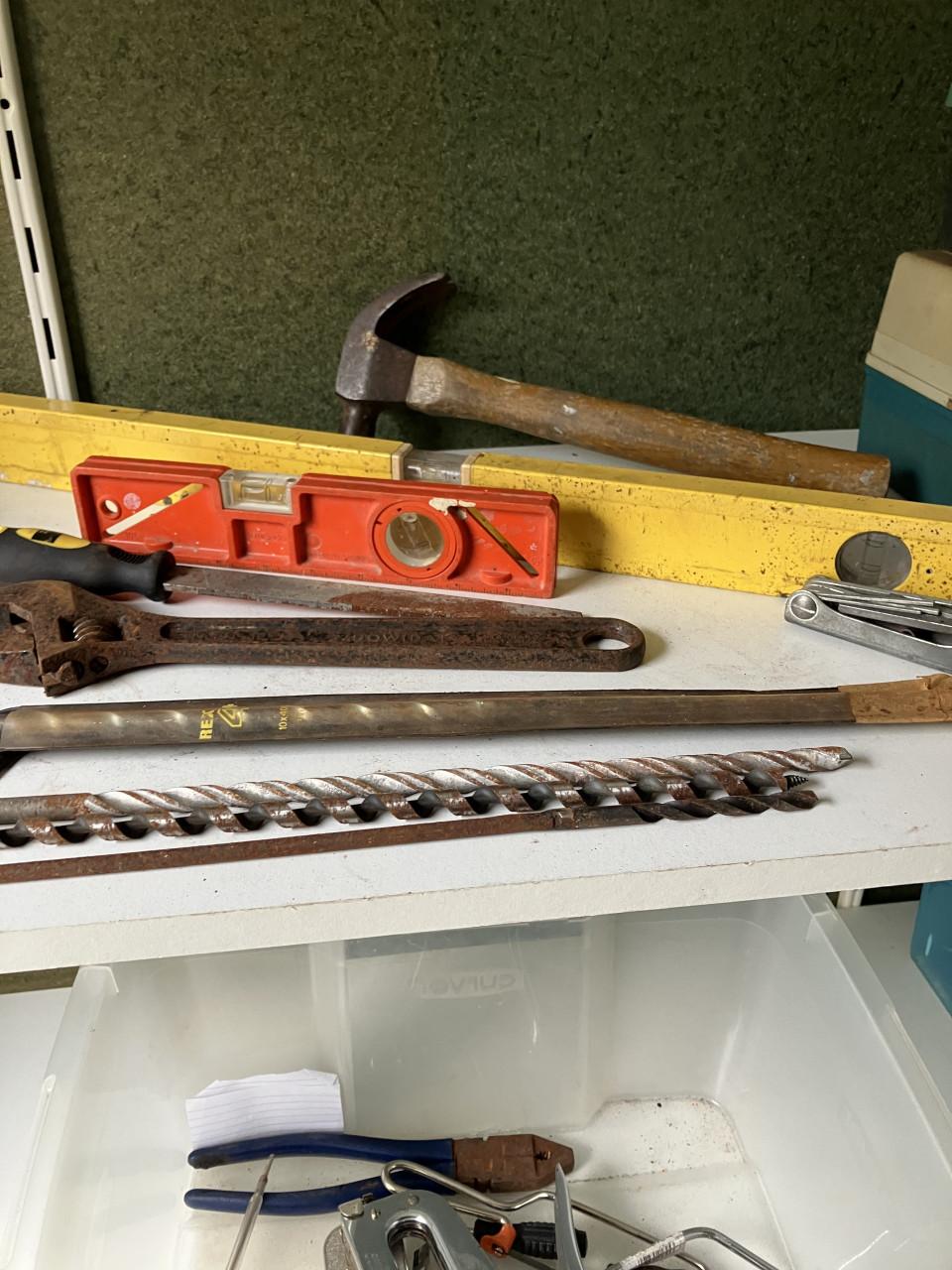 Te koop diverse handgereedschappen liefst in een koop