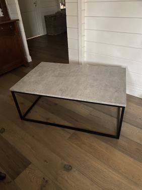 Salontafel zwart metaal onderstel met betonlook blad gratis GOES AFHALEN