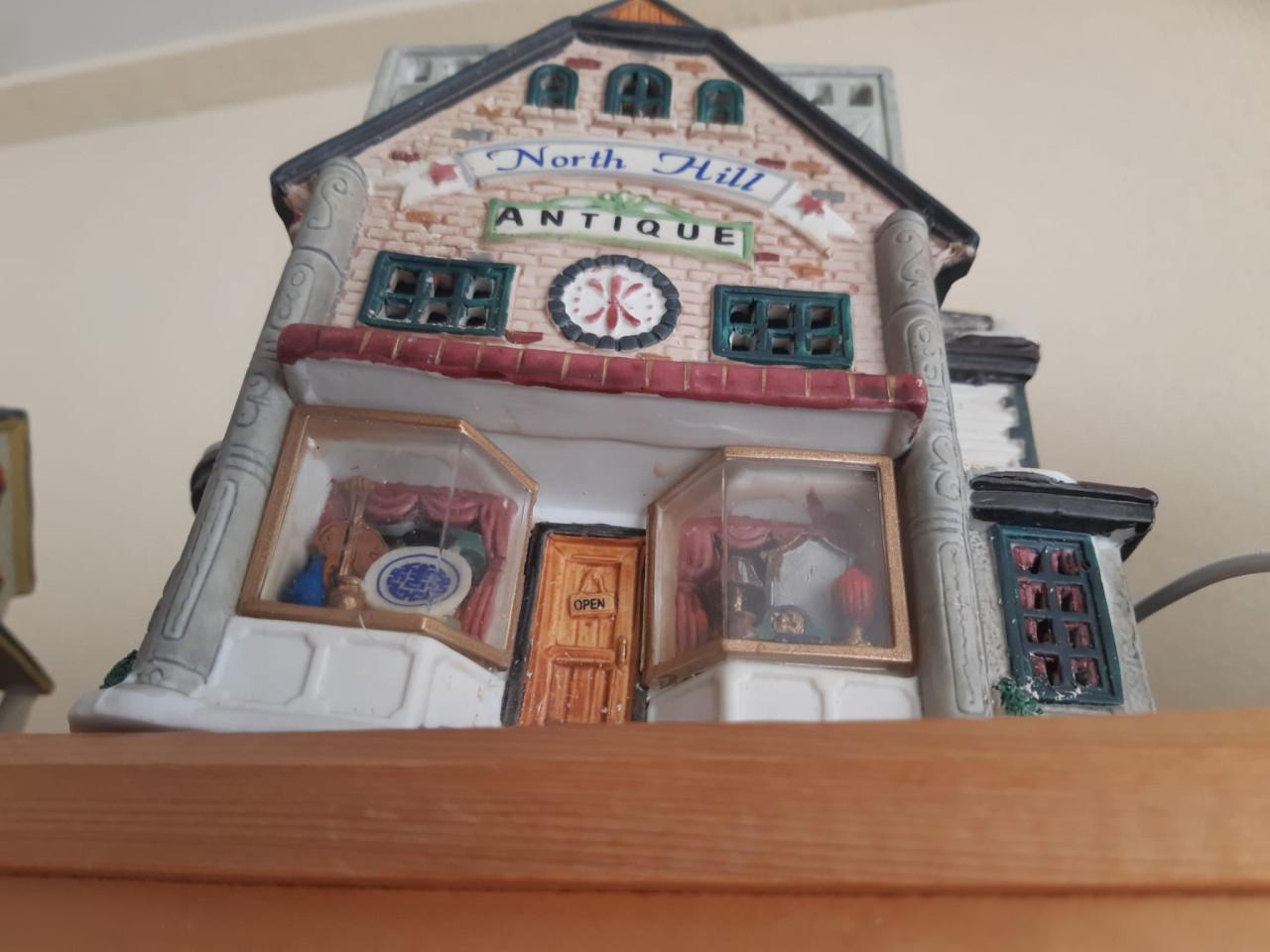 3 KLEURRIJKE KERSTHUISJES keramiek