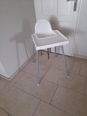 Kinderstoel met gordel (in goede nette staat )