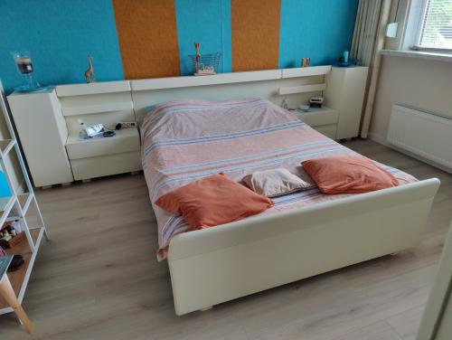 Slaapkamer wit,bed nachtkastjes.kledingkast