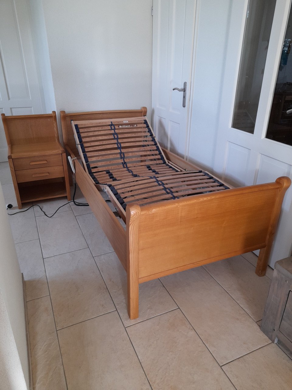 Elektrisch verstelbaar senioren bed 90 x 200( in goede staat) + nachtkastje