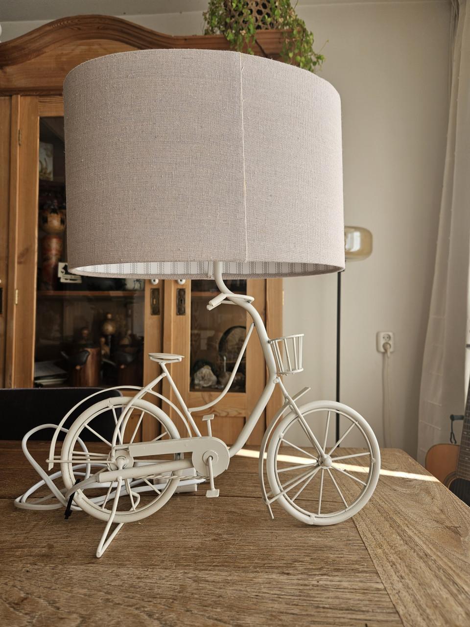 Leuke orginele lamp  uitgevoerd in fietsvorm, fietslamp