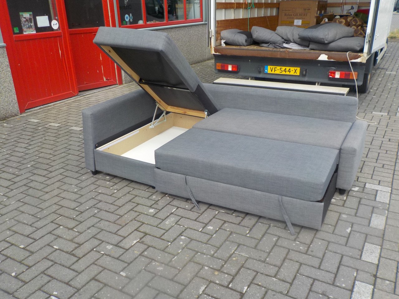Stoffen hoek/slaapbank 150 x 225 cm met opbergruimte in goede staat