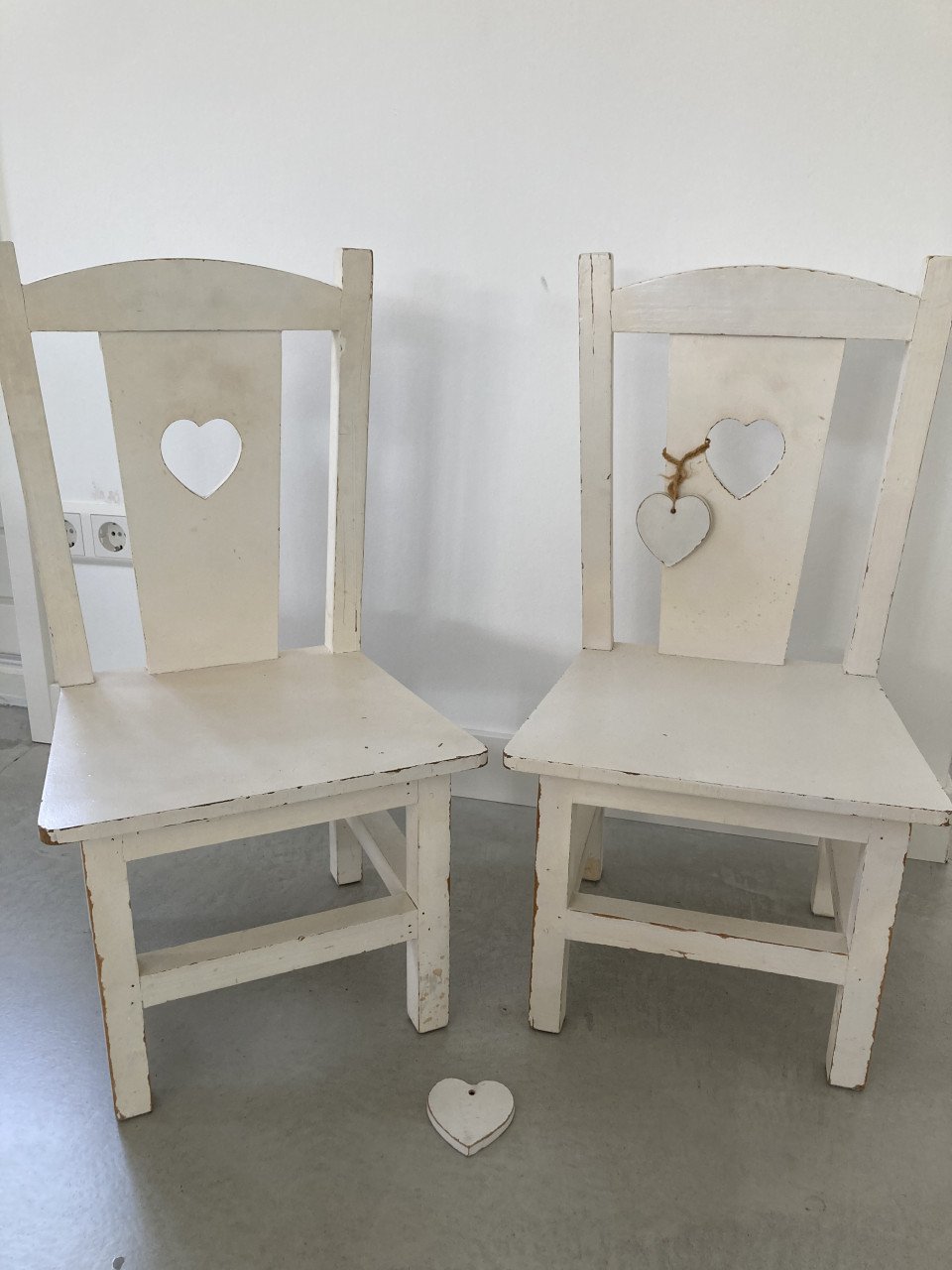 Te koop: 2 'hart'stikke schattige kinderstoeltjes