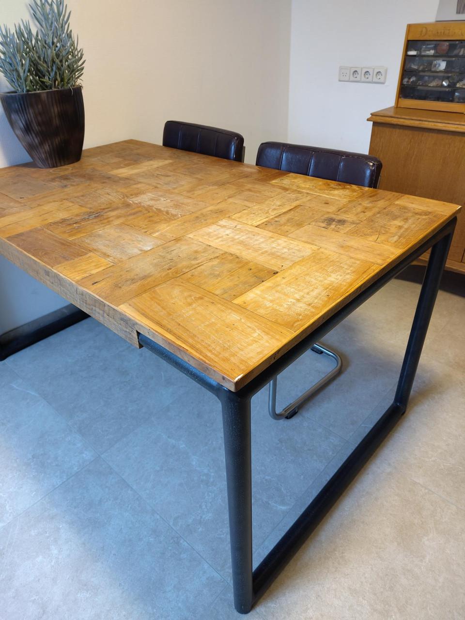Houten eettafel