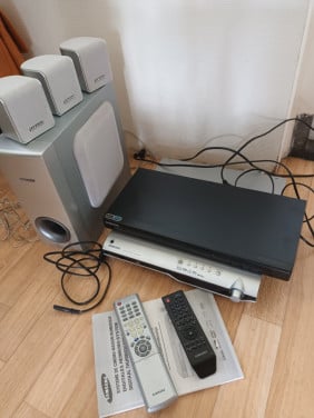 Vintage DVD Speler en Surround Sound Set SAMEN 17,50 Euro