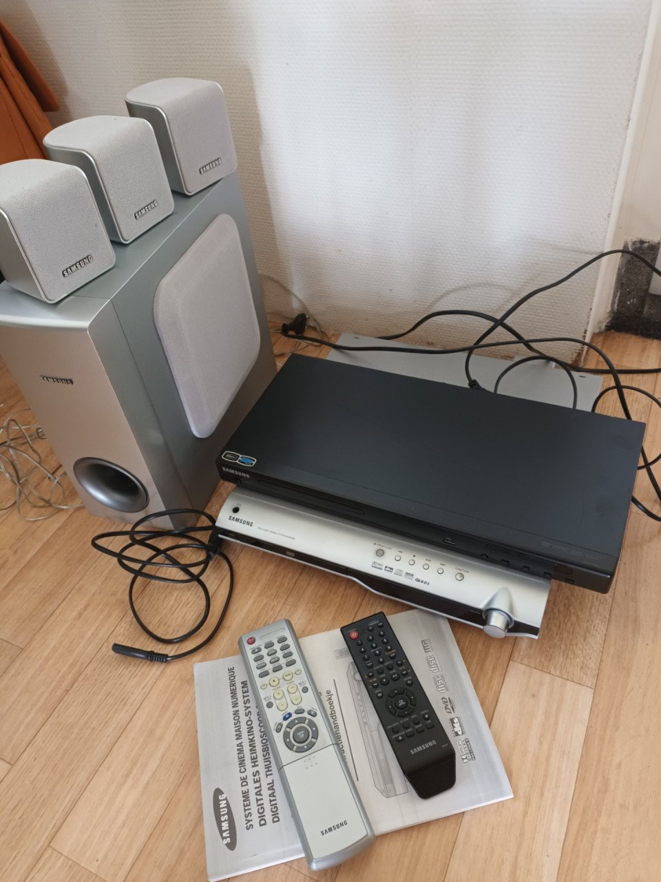 Vintage DVD Speler en Surround Sound Set SAMEN 17,50 Euro
