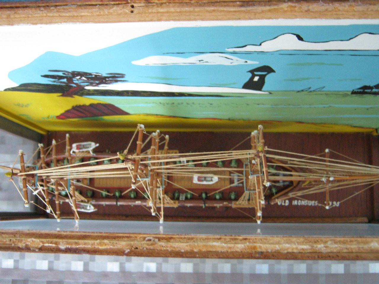 Scheepsmodel in vitrine.