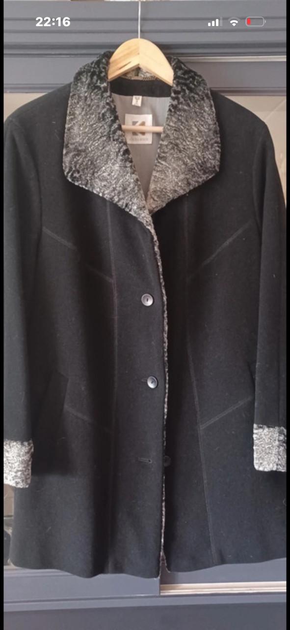 Zwarte winterjas Kohler & Krenzer in wo en cashmere stof