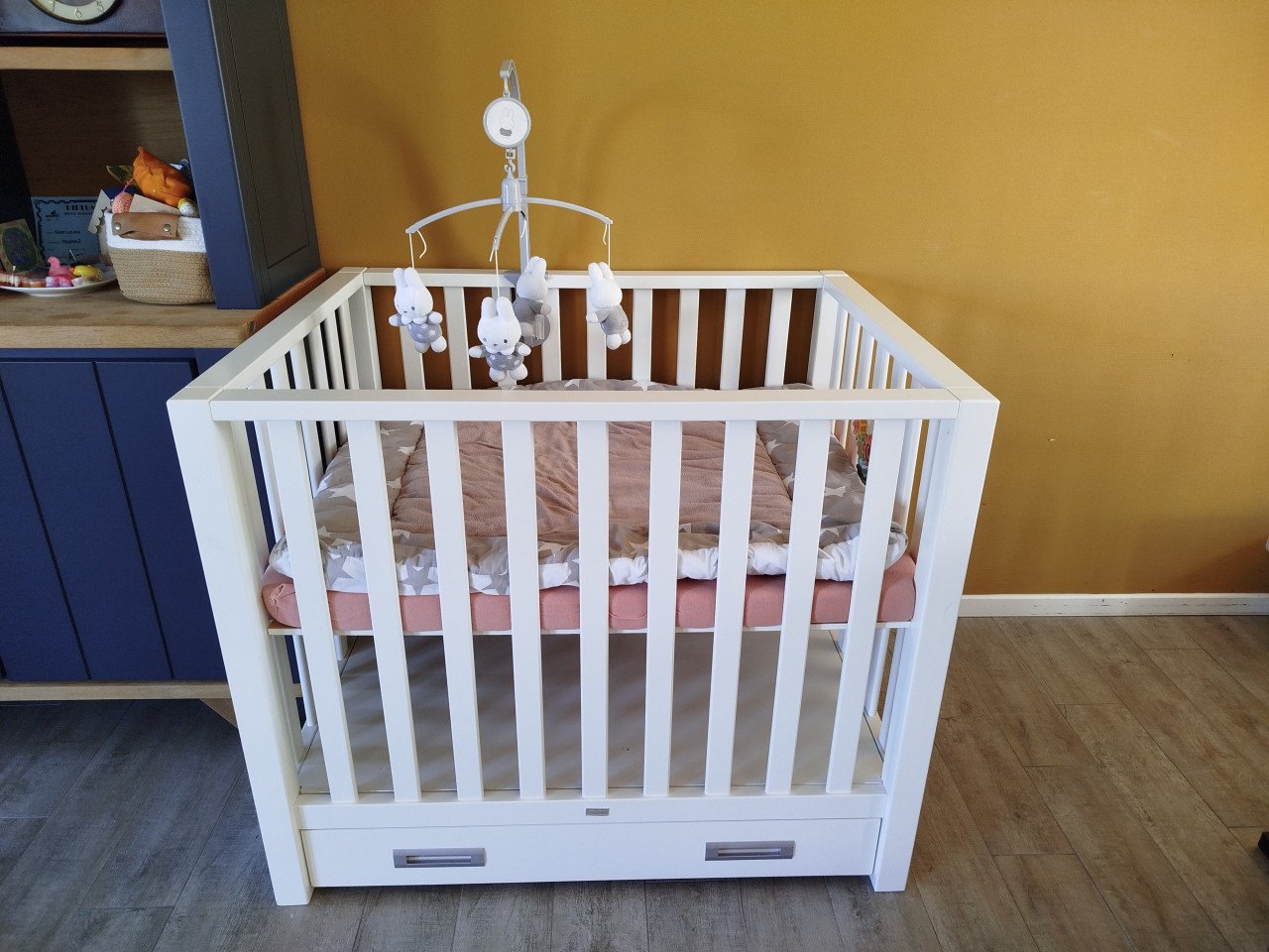 Baby box, wit, inclusief matras, topper, muziek mobiel en boxspeeltje.