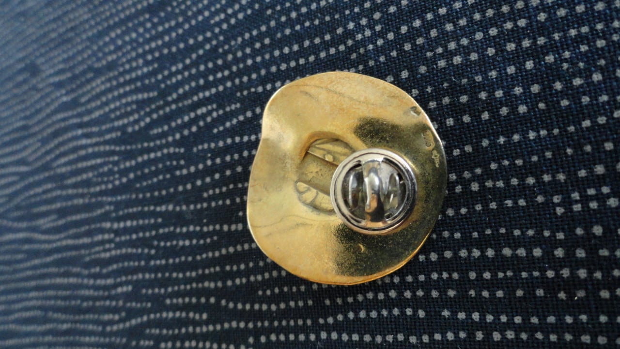 Speld zilver in goud gedoopt (zie foto’s). Heel fraai.