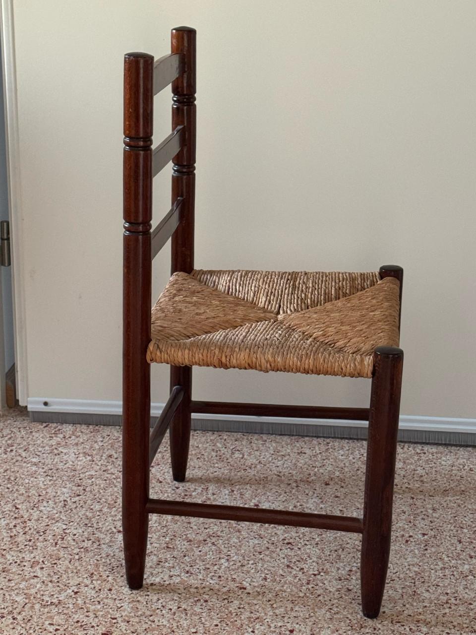 Mooie vintage houten kinderstoel met rieten zitting