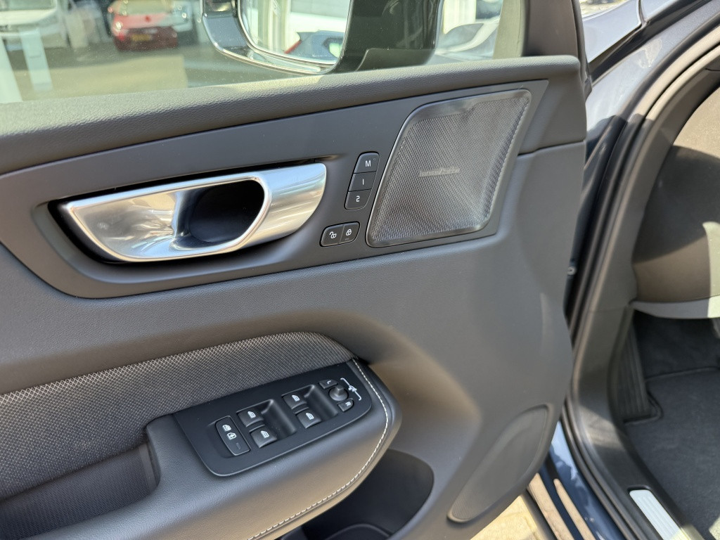 Volvo XC60 t6 awd ultra dark