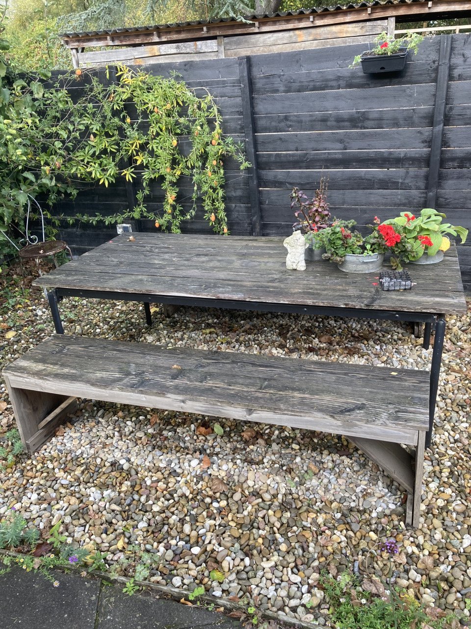 Eettafel voor in de tuin, incl 2 banken