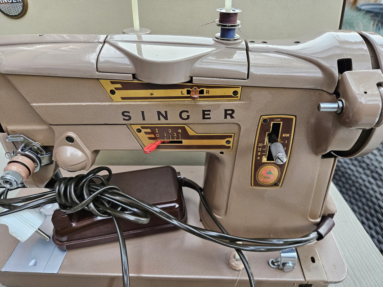 Zeer nette staat.. prachtige industriële krachtige Singer 328K naaimachine.