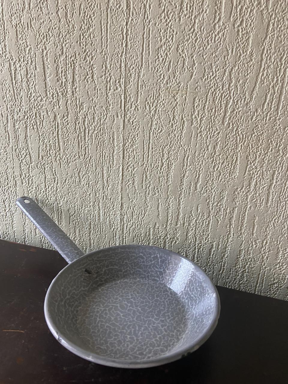 Collectie grijs gewolkte emaille pannen / vintage keukengoed.