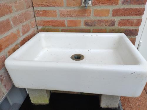 Oude wasbak voor bijvoorbeeld in de schuur of buiten