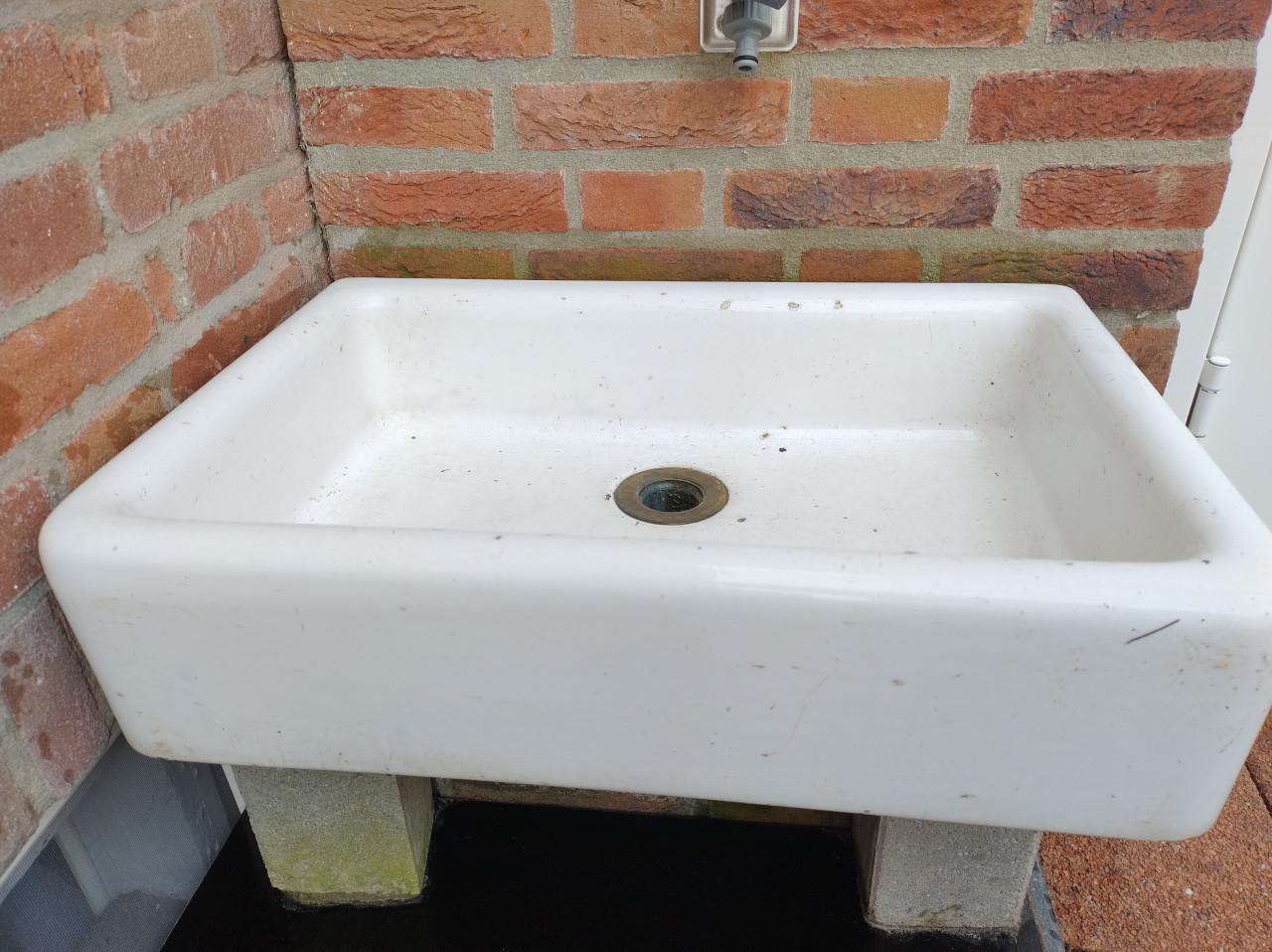 Oude wasbak voor bijvoorbeeld in de schuur of buiten