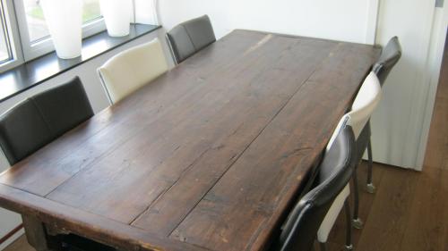 TE KOOP 6X LEREN EETKAMER STOELEN OP WIELTJES  ALLE 6 VOOR 50 EURO