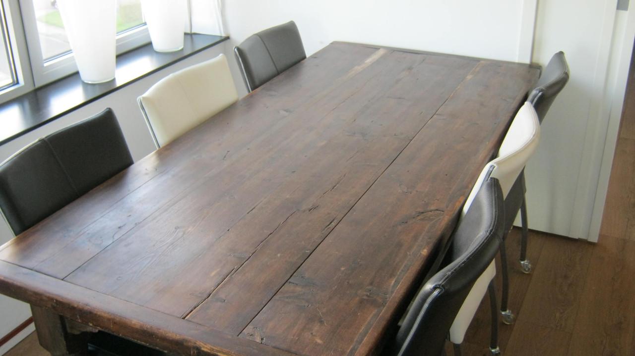 TE KOOP 6X LEREN EETKAMER STOELEN OP WIELTJES  ALLE 6 VOOR 50 EURO